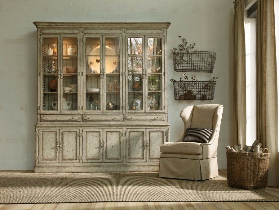 Möbler för förvaring av rätter i ett rustikt vardagsrum
