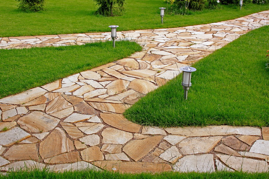 Caminhos de jardim feitos de arenito plano