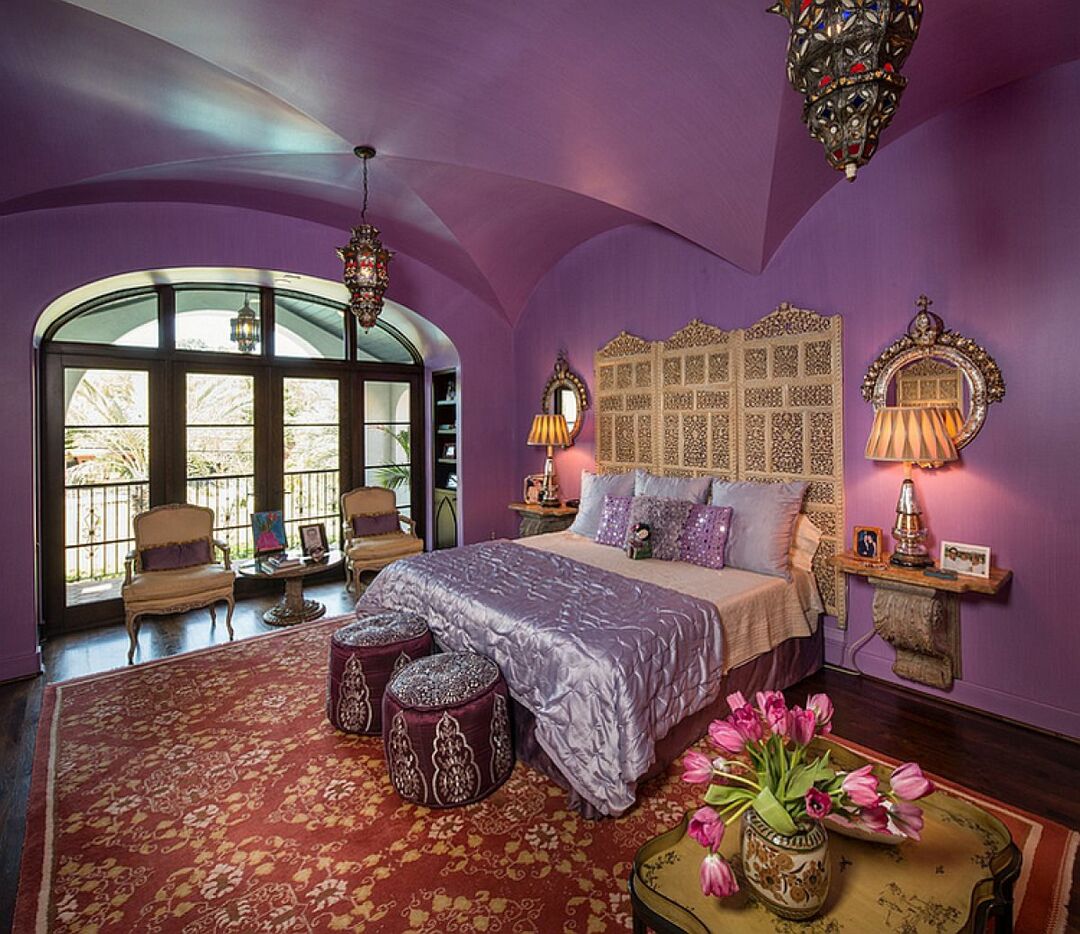 Gewelfd plafond in een paarse tint in de slaapkamer
