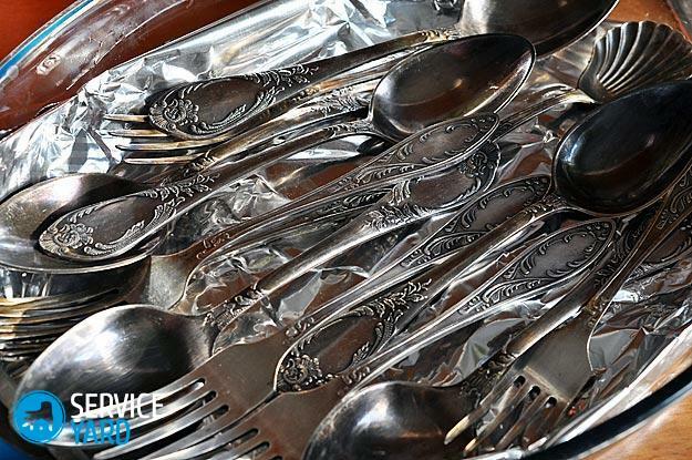 Limpiando las cucharas Melchiorovye en casa