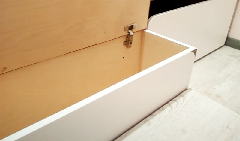 Gör-det-själv-podium med utrullningsbara sängar: material, steg-för-steg-monteringsalgoritm