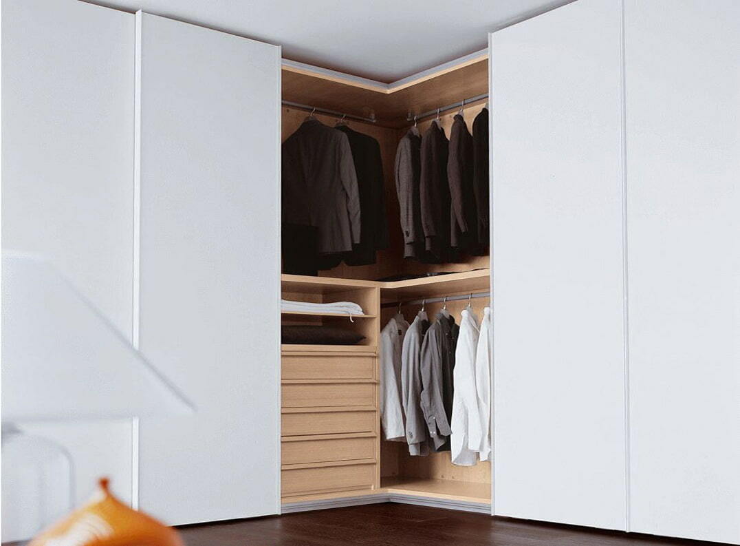 Drawers and hangers in the L-shaped cabinet