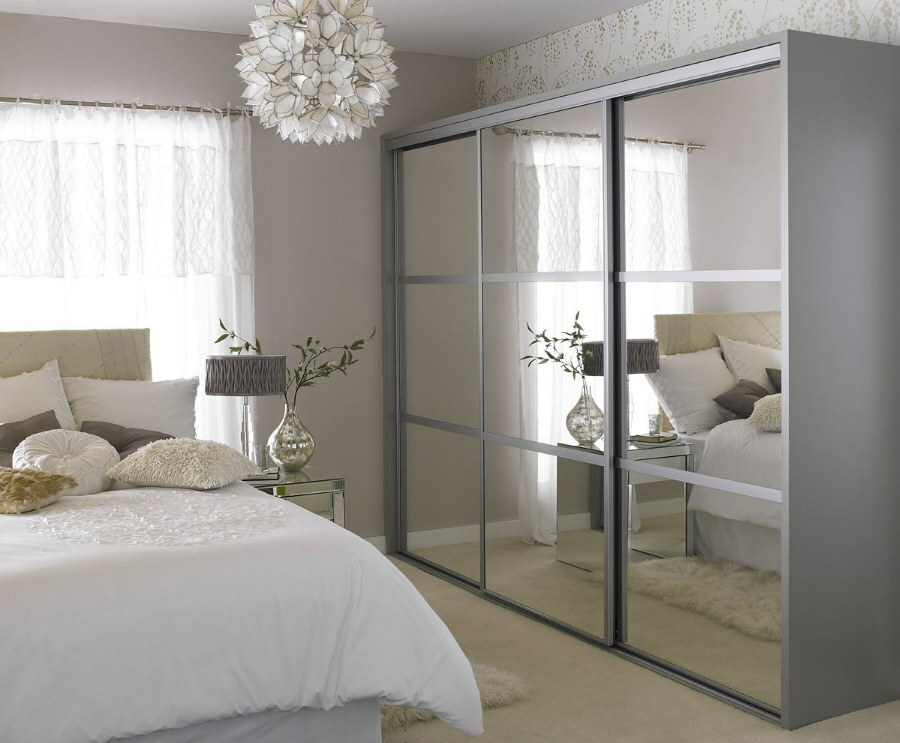 Spejlet garderobe i et lille soveværelse