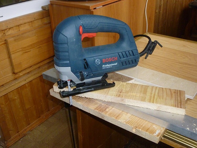 " Bosch GST 8000 E" - přítomnost ochrany proti štěpení je velmi užitečná při práci s tvrdým dřevem