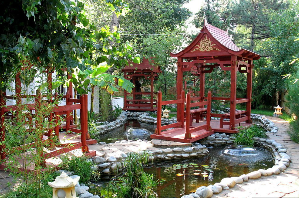 Pond in the garden of Chinese style