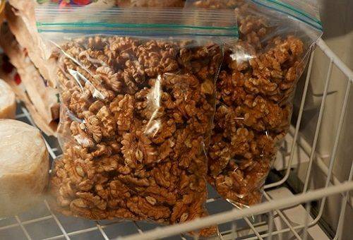 Jak ukládat vlašské ořechy v domově a oloupané a zabalené