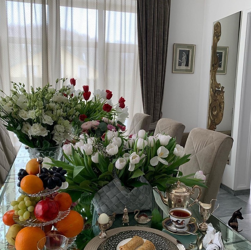 Spisebordet serveres alltid med utsøkte retter og dekorert med friske blomster