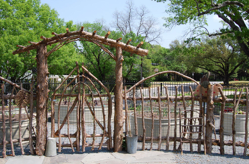 Et enkelt hegn lavet af kviste og kviste i landlig stil