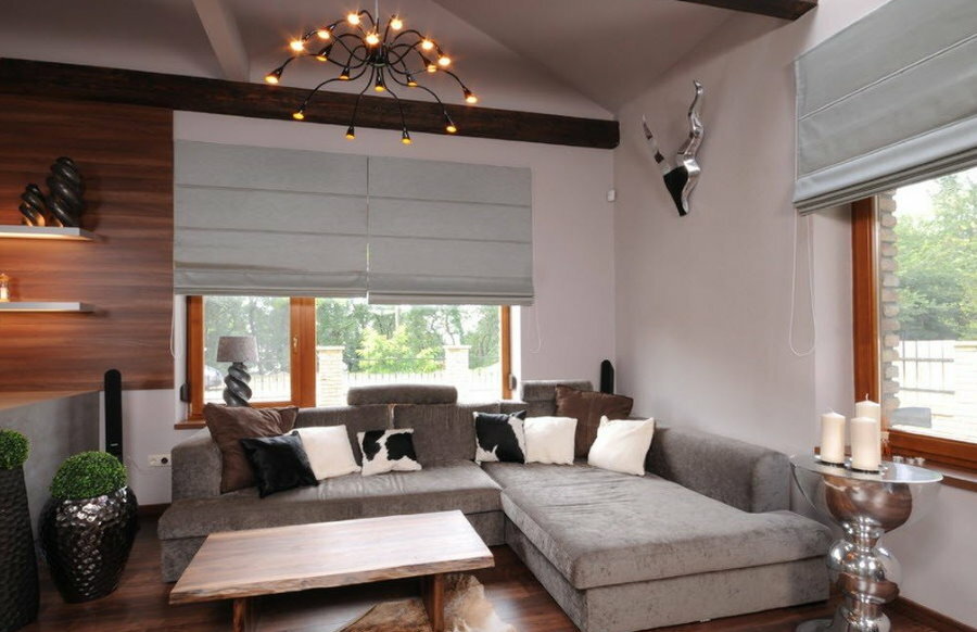 Světle šedé římské rolety v moderním obývacím pokoji