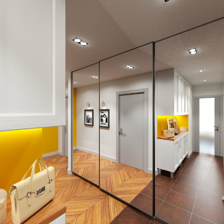 Armario con espejos en el pasillo de un apartamento tipo estudio