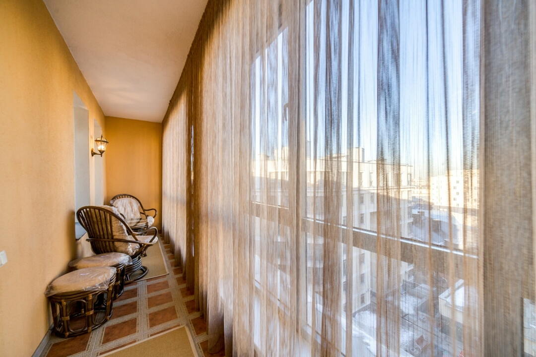 Ljusa gardiner på balkongfönster med panoramautsikt