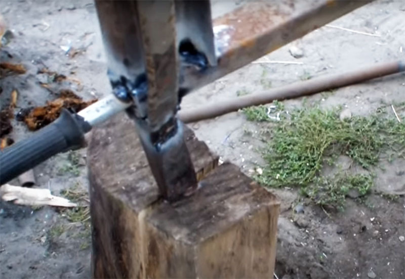 Você só precisa substituir a tora em um bloco para cortar madeira e balançar a alavanca para baixo com um pouco de esforço