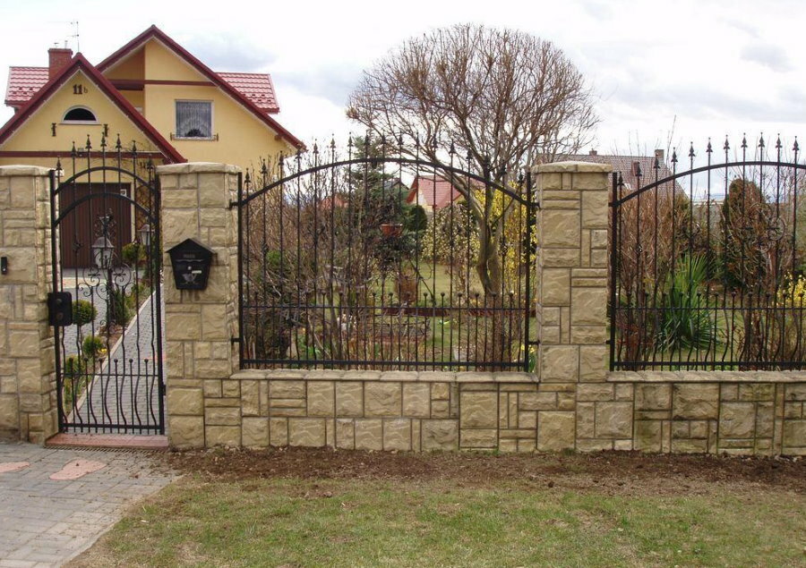 Kombinerat staket med stenpelare