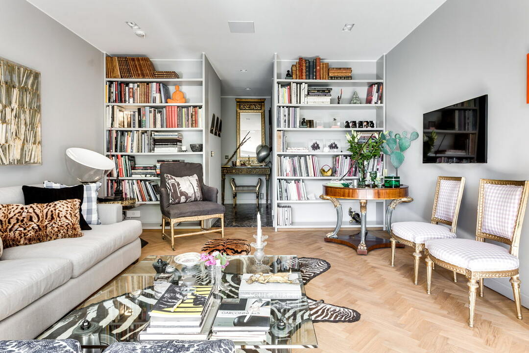 Plaukti dzīvojamās istabas interjerā: telpu dizaina foto piemēri, apdares iespējas