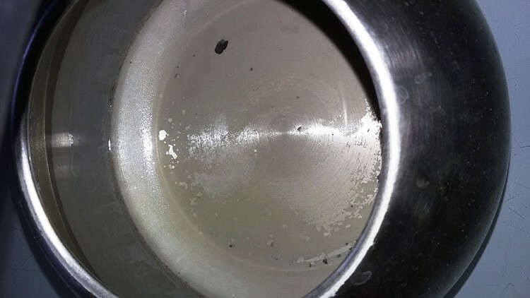Em bules feitos de aço inoxidável, uma mancha branca pode se formar a partir de água de má qualidade. Tem de ser lavado para que o jarro não queime.