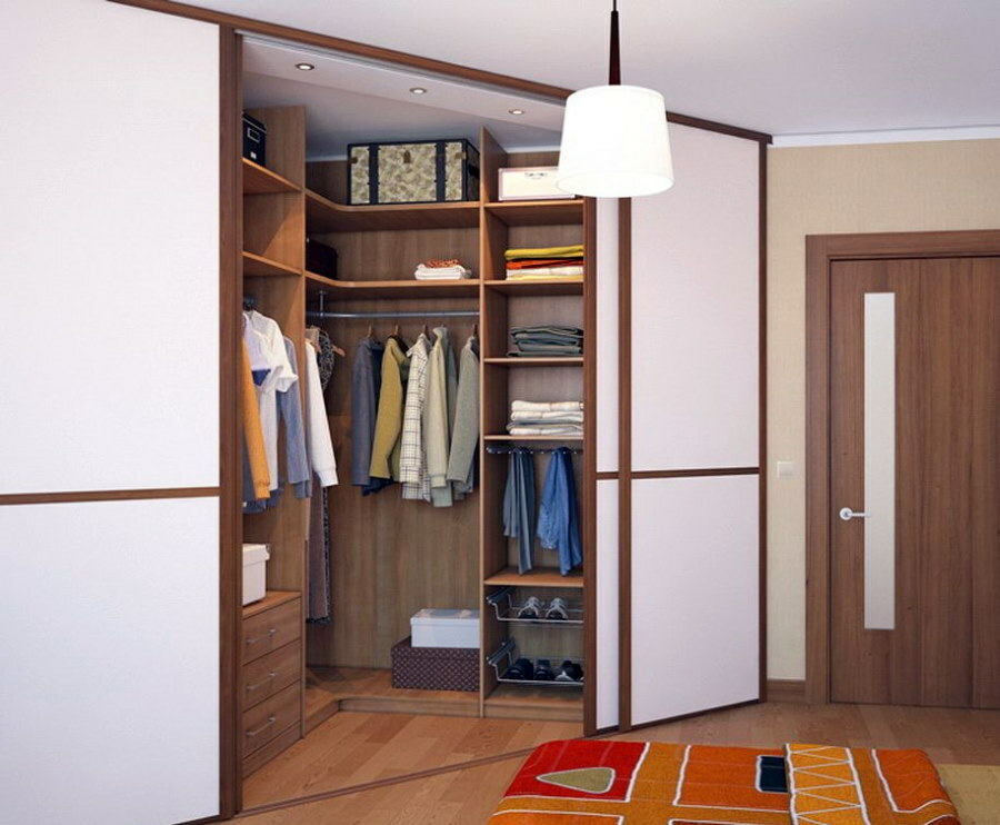Praktična garderobna omara v kotu hodnika