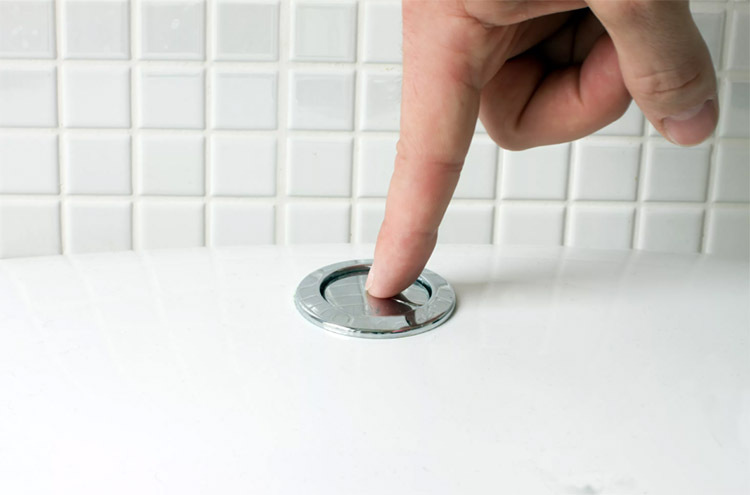 Die Toilette tropft nach dem Spülen des Tanks: Ursachen und Lösungen