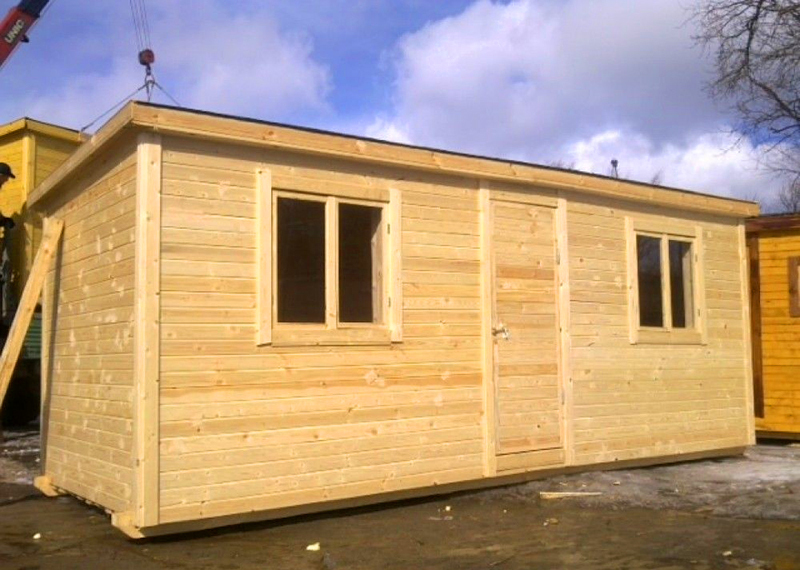 Et skiftehus bygget av tømmer må krympe, men om sommeren er det fullt mulig å flytte inn umiddelbart, uten ekstra oppvarmingstiltak