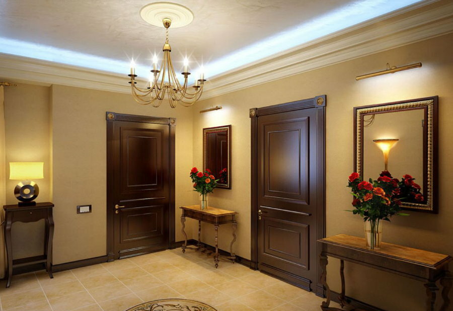 Illuminare un grande corridoio in stile classico
