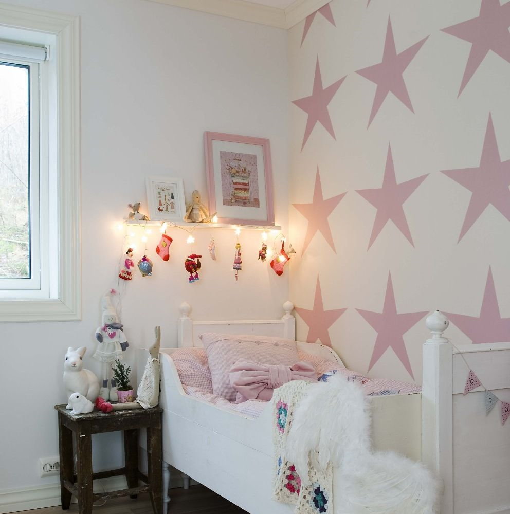 Pink stjerner på tapetet i soveværelset pige