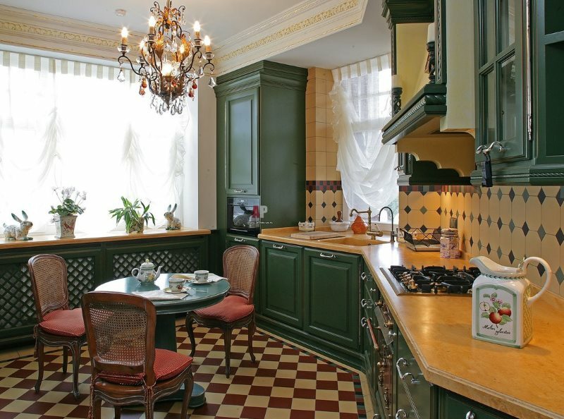 Virtuves interjers 13 kvadrātmetru platībā angļu stilā