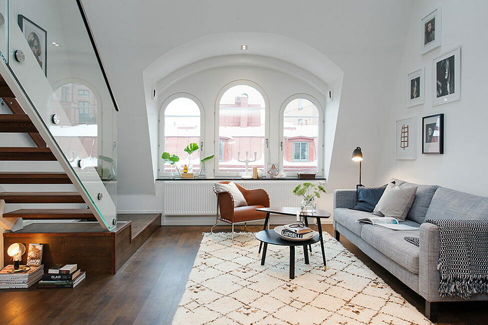 Baranda de escalera de vidrio en un apartamento de estilo escandinavo