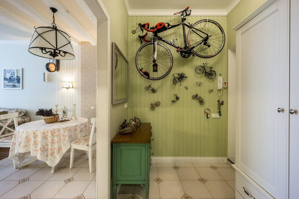 Bicicleta na parede do corredor em estilo country