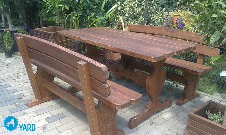 Gartentisch aus Holz