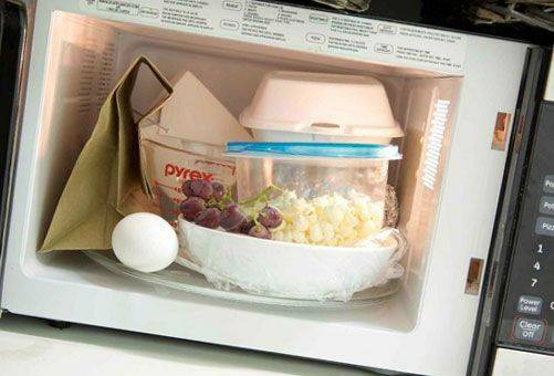 É prejudicial para reaquecer alimentos em um forno de microondas - fatos a favor e contra