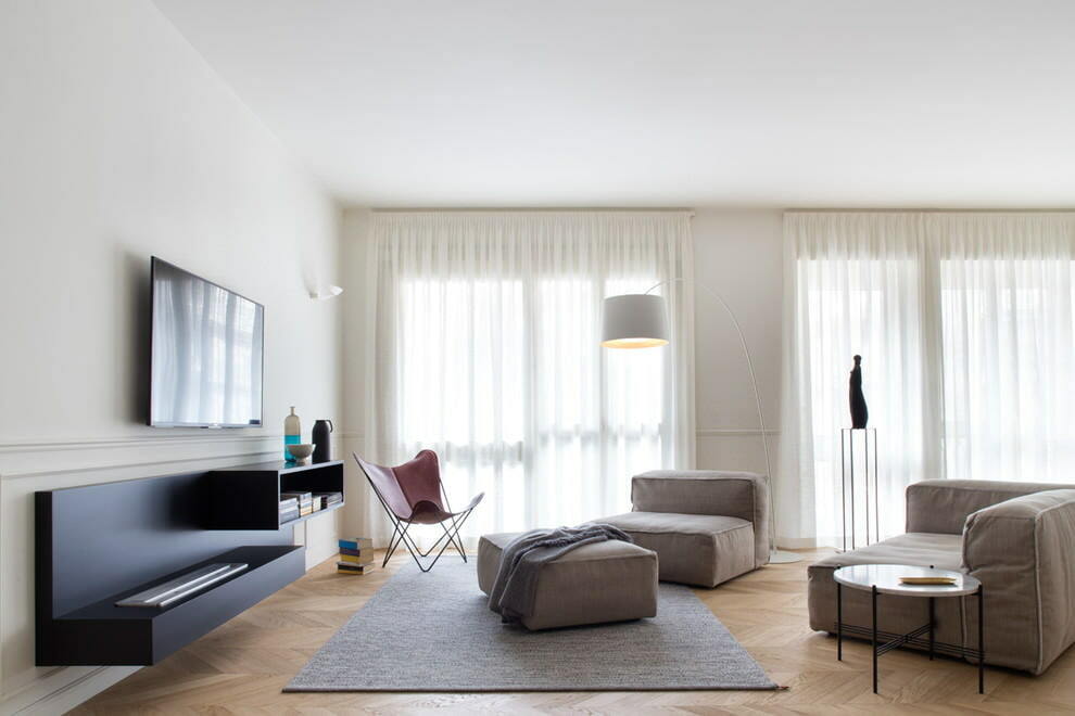 Šviesiai pilkas, minimalistinis kilimas iš mažo krūvos