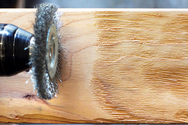 La spazzolatura è un modo per invecchiare artificialmente il legno