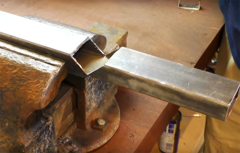 Chcete -li vyrobit nástěnný držák, musíte připravit část ve tvaru písmene „L“ z kovové obdélníkové trubky