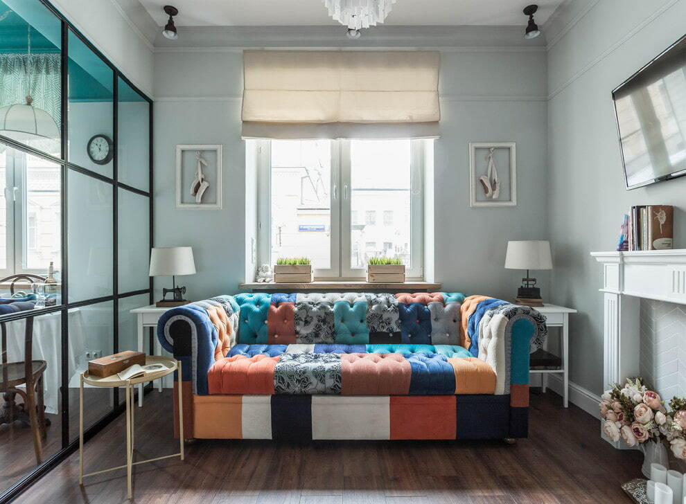 Rivestimento colorato del divano in un piccolo soggiorno