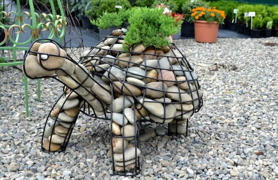 Slimme schildpad gemaakt van steen en draad