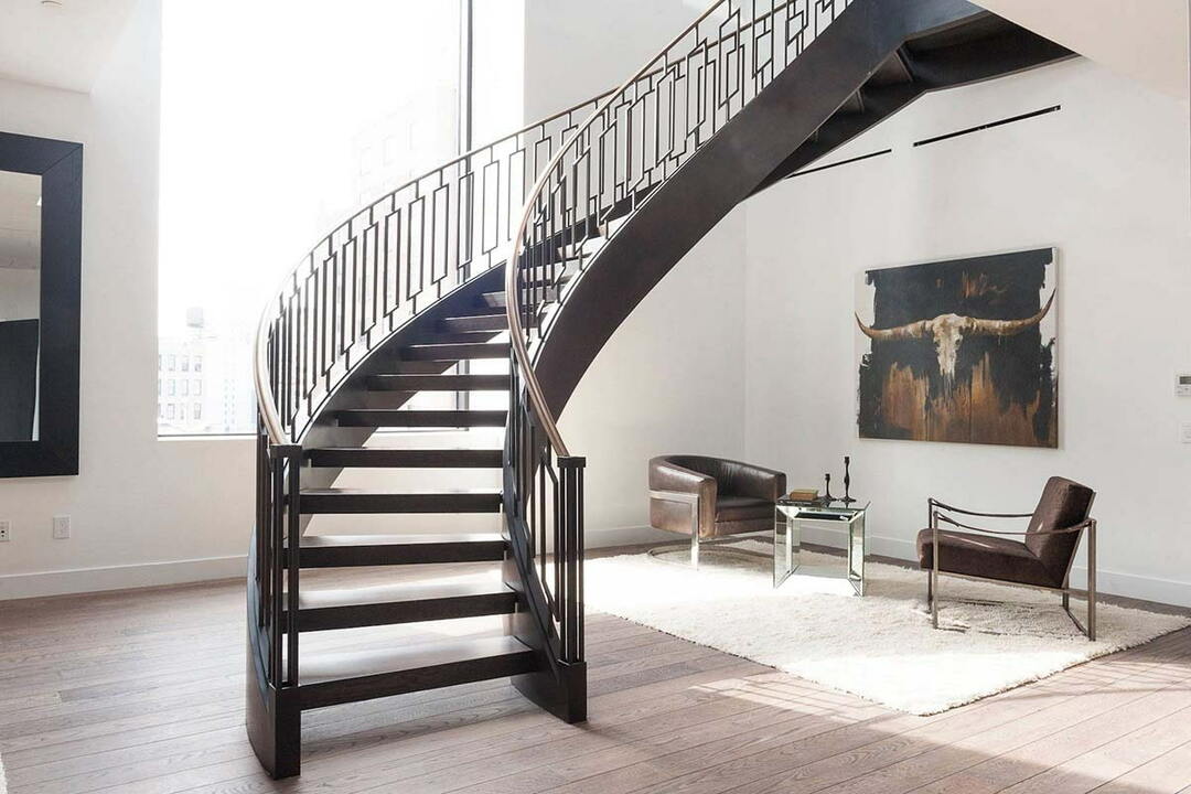 Spolehlivé kovové schodiště v obývacím pokoji