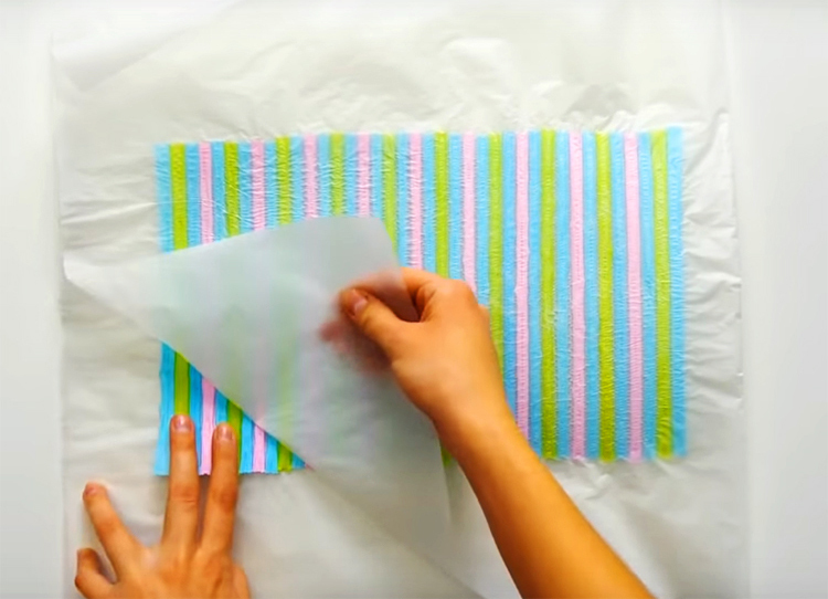 Quando o material derretido esfriar, retire o papel com cuidado. Você vai acabar com uma folha de plástico colorido.
