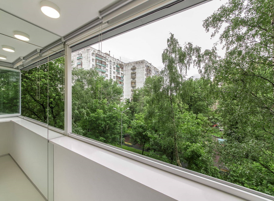 La vetratura senza telaio è adatta solo per balconi freddi