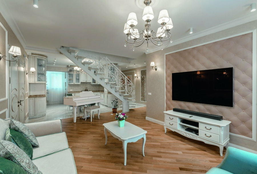 Área de lazer em um apartamento de dois andares em estilo provençal