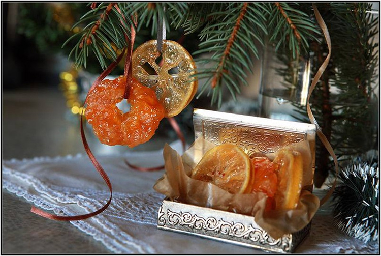 Bir Noel ağacını, parlak bir kurdeleye asarak ev yapımı şekerlenmiş meyvelerle süsleyebilirsiniz.