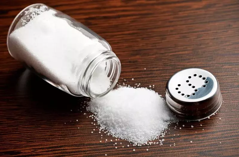 Reinigen Sie die Pfanne mit Salz