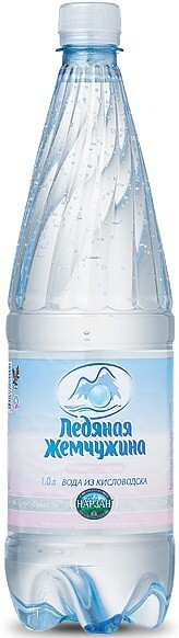 Plastik bir şişede durgun su Buz İncisi 1 l