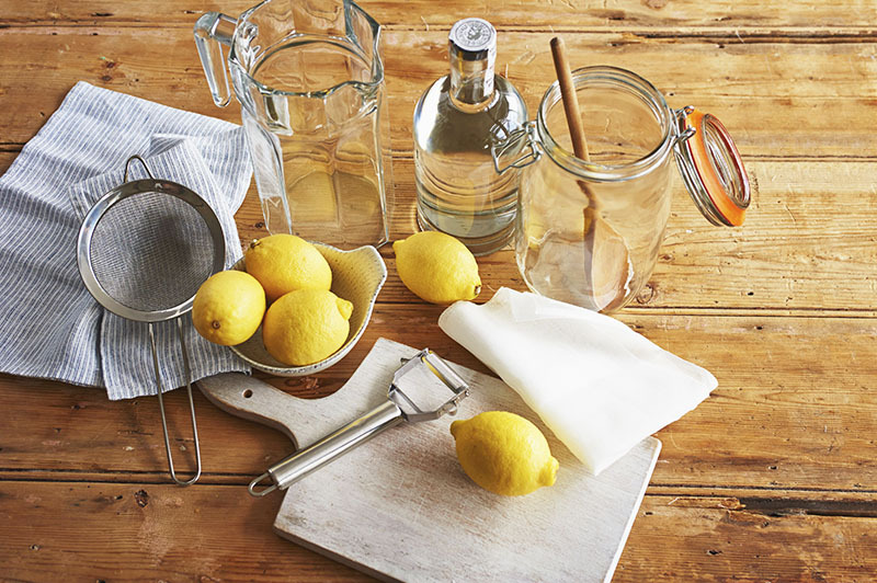 Uma mistura de álcool, vinagre de mesa e suco de limão. Esta formulação versátil funciona muito bem em todas as superfícies e deixa uma limpeza perfeita e um aroma agradável. Em vez de suco, você pode adicionar as raspas de limão ou todas de uma vez. O remédio caseiro não danifica o brilho nem deixa sujeira, mesmo em prateleiras brancas
