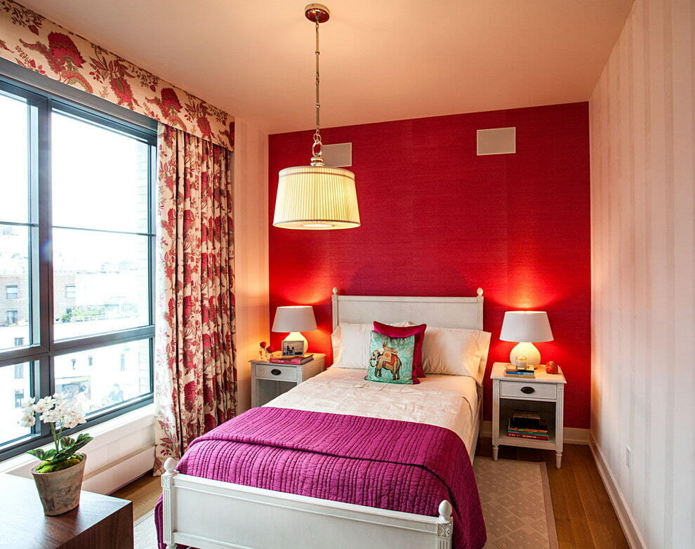 Rood behang in het interieur van een kleine slaapkamer
