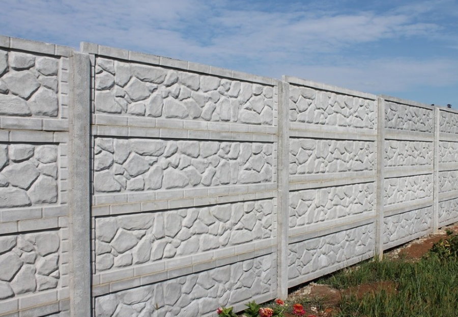 Motivo strutturato sulla superficie di una recinzione in cemento
