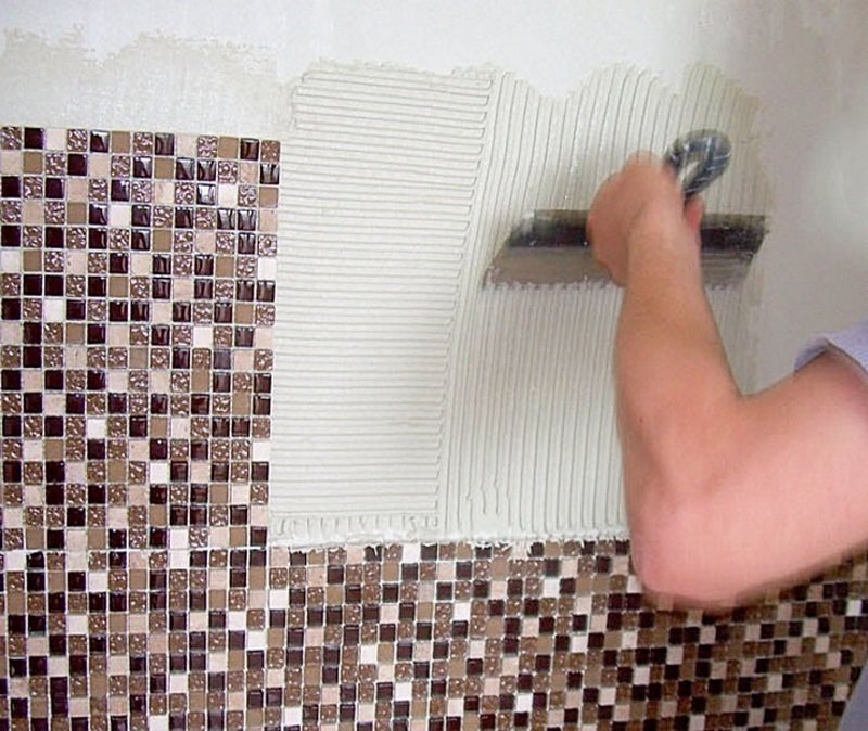 Applicare il mosaico adesivo e la posa