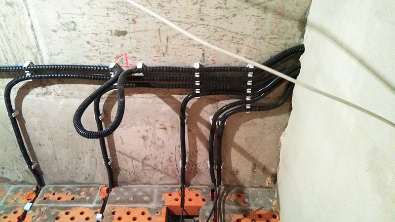 Med en korrugerad slang kan elektriska ledningar installeras utanför och inuti byggnaden, såväl som under jord