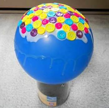 Old buttons, glue and a balloon: a masterpiece that will come in handy in every home