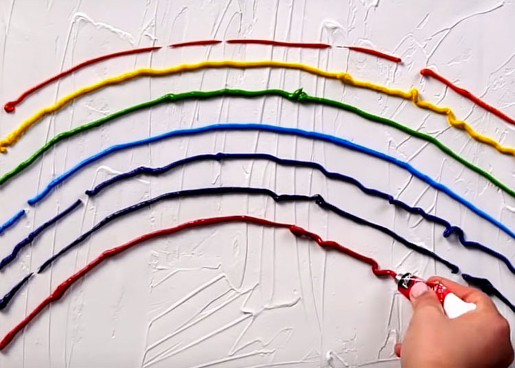 Aplicar tinta nas cores desejadas na parede, formando um semicírculo