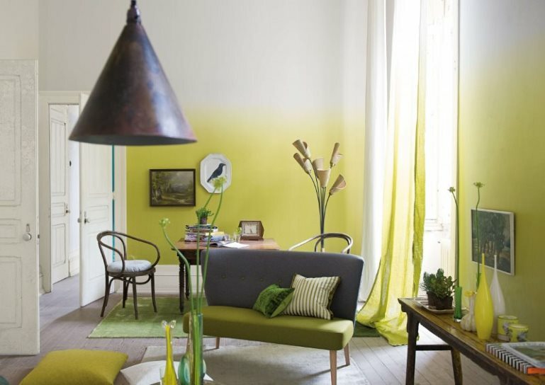 Interiér obývačky s ombre efektom na stenách