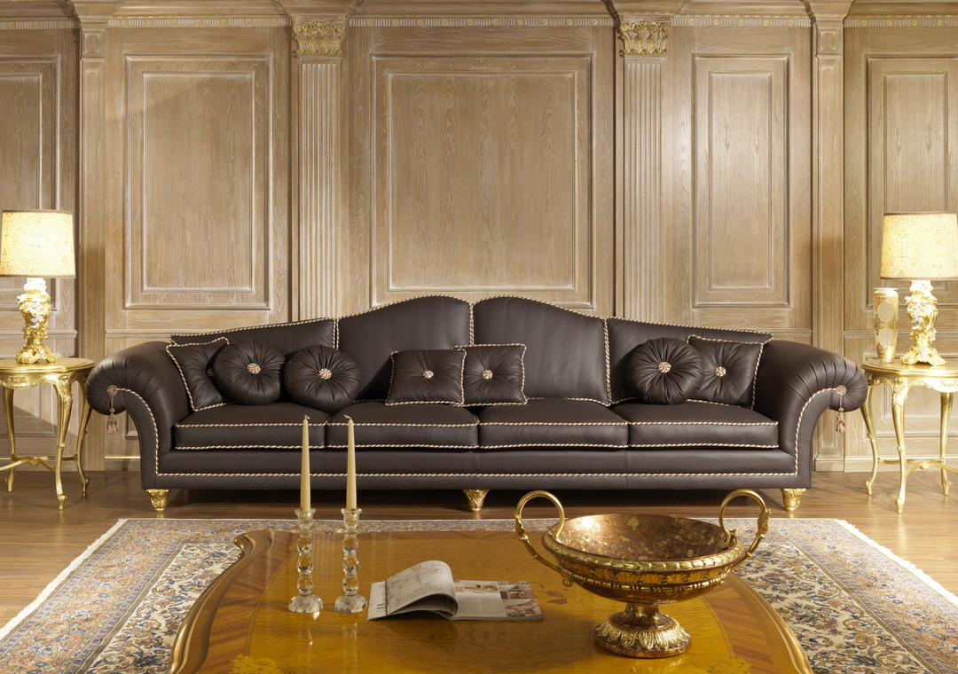 sofá clássico na sala escura